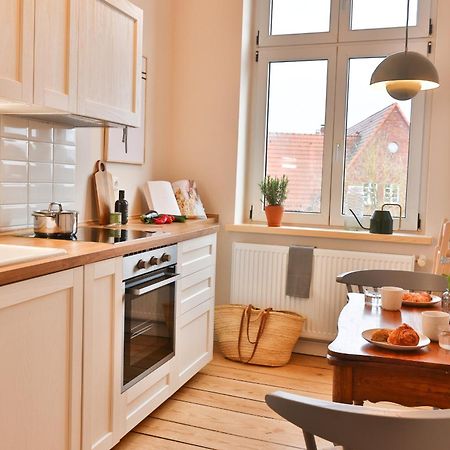 שטראלסונד Apartments Am Bahnhof מראה חיצוני תמונה